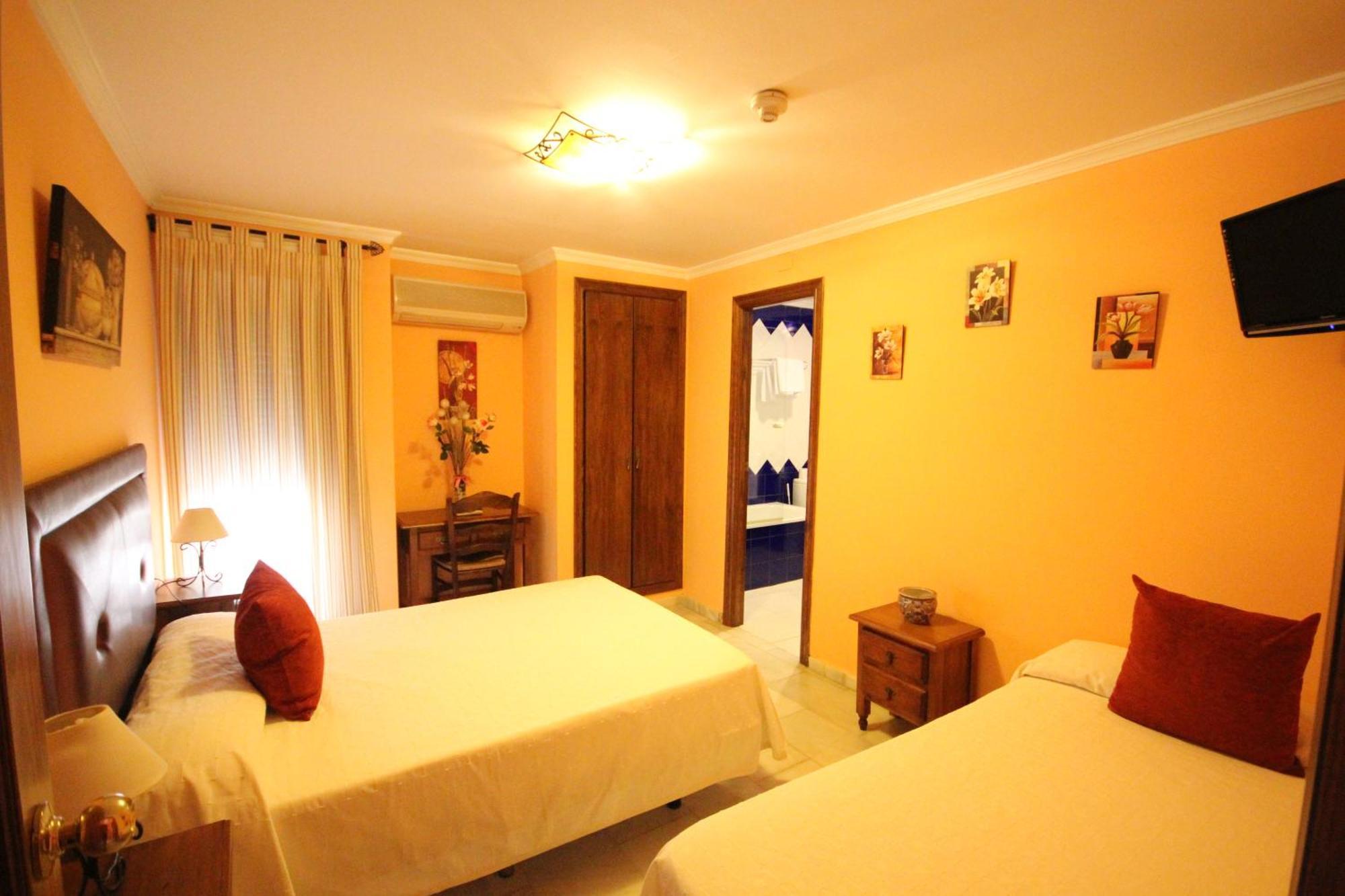 Hostal Niza San Juan Del Puerto Bilik gambar
